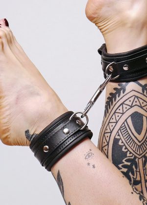 Chevillères en cuir molletonné et attaches argentées