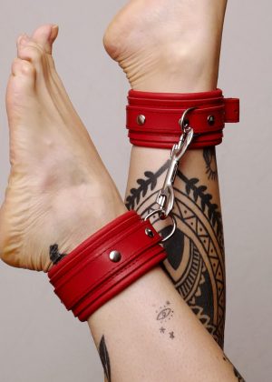 Chevillères en cuir molletonné rouges et attaches argentées