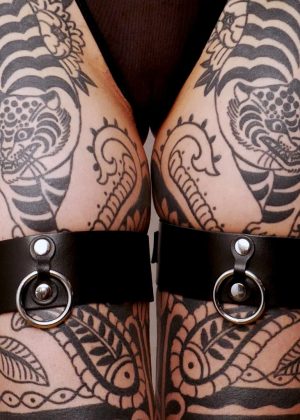Menottes pour cuisses en cuir Collection Anneaux Noir