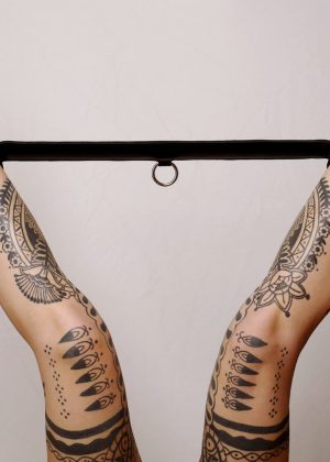 Barre de contrainte cuir et anneau Noir