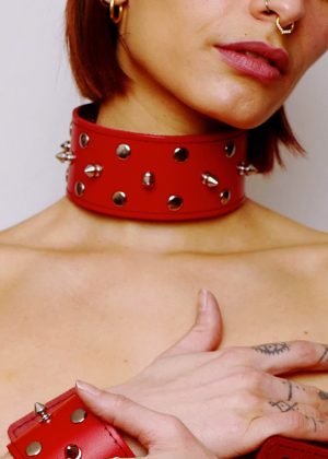 Collier en cuir avec pics Rouge